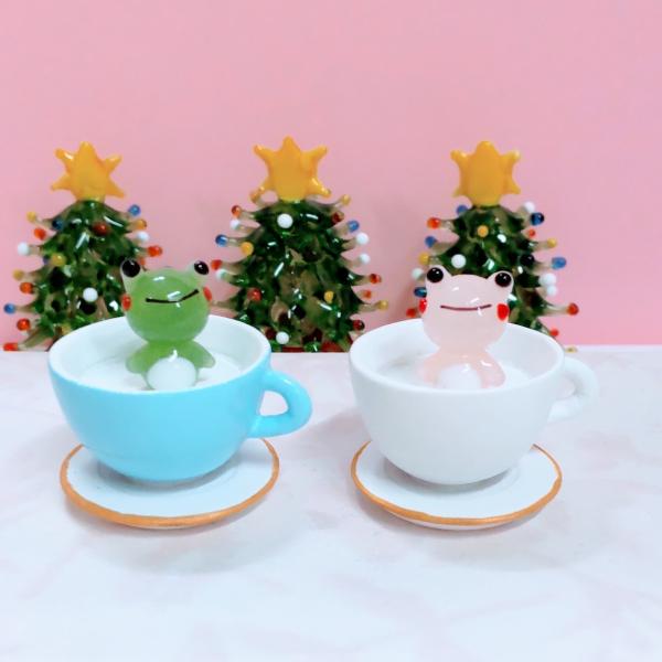 カエルとティーカップのガラス細工の置物です。ティーカップはポリ製です。【大きさ】約高さ３０ミリ　　横幅３０ミリ　　　　　奥行２５ミリ＊商品は一つ一つ手造りのため大きさや色合いなどが写真と異なる場合がありますのでご了承をお願い致します。