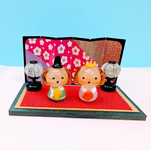 イヌ雛セット（S)蓄光ぼんぼり、台、びょうぶ付のガラス細工の置物です。【大きさ】台　約４０ミリｘ７０ミリ　　　　　人形　約２２ミリｘ１５ミリｘ１５ミリ＊商品は一つ一つ手造りのため大きさや色合いなどが写真と異なる場合がありますのでご了承をお願...