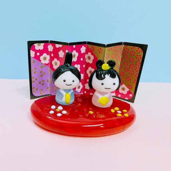 花台付雛人形セット（S)びょうぶ付のガラス細工の置物です。【大きさ】約高さ３３ミリ　　横幅５５ミリ　　　　　奥行３８ミリ＊商品は一つ一つ手造りのため大きさや色合いなどが写真と異なる場合がありますのでご了承をお願い致します。