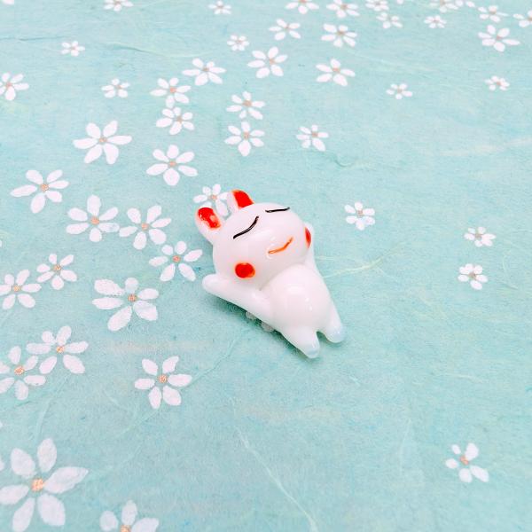 居眠りウサギ（S)仰向けのガラス細工の置物です。【大きさ】約高さ１０ミリ　　横幅１７ミリ　　　　　奥行２４ミリ＊商品は一つ一つ手造りのため大きさや色合いなどが写真と異なる場合がありますのでご了承をお願い致します。