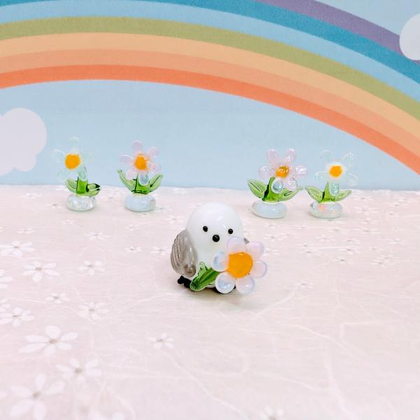 シマエナガ（灰）コスモス持ちのガラス細工の置物です。【大きさ】約高さ１７ミリ　　横幅１７ミリ　　　　　奥行２５ミリ＊商品は一つ一つ手造りのため大きさや色合いなどが写真と異なる場合がありますのでご了承をお願い致します。