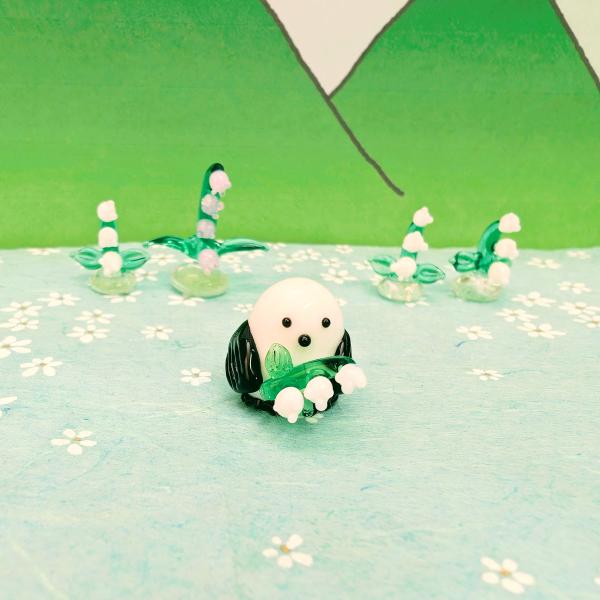 シマエナガスズラン持ちのガラス細工の置物です。【大きさ】約高さ１５ミリ　　横幅１５ミリ　　　　　奥行３２ミリ＊商品は一つ一つ手造りのため大きさや色合いなどが写真と異なる場合がありますのでご了承をお願い致します。