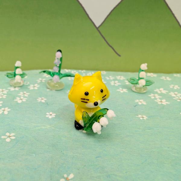 キタキツネスズラン持ちのガラス細工の置物です。【大きさ】約高さ２３ミリ　　横幅１５ミリ　　　　　奥行２２ミリ＊商品は一つ一つ手造りのため大きさや色合いなどが写真と異なる場合がありますのでご了承をお願い致します。