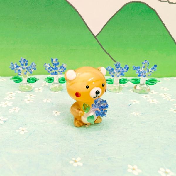 クマラベンダー持ちのガラス細工の置物です。【大きさ】約高さ２５ミリ　　横幅２０ミリ　　　　　奥行１８ミリ＊商品は一つ一つ手造りのため大きさや色合いなどが写真と異なる場合がありますのでご了承をお願い致します。