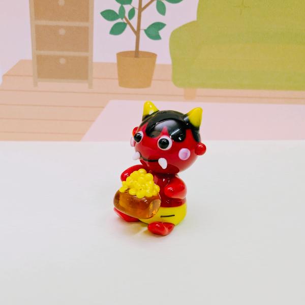 赤鬼の豆まきのガラス細工の置物です。【大きさ】約高さ２８ミリ　　横幅１８ミリ　　　　　奥行２２ミリ＊商品は一つ一つ手造りのため大きさや色合いなどが写真と異なる場合がありますのでご了承をお願い致します。