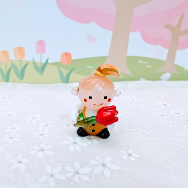 女の子とチューリップ（赤）のガラス細工の置物です。【大きさ】約高さ２７ミリ　　横幅１８ミリ　　　　　奥行１８ミリ＊商品は一つ一つ手造りのため大きさや色合いなどが写真と異なる場合がありますのでご了承をお願い致します。