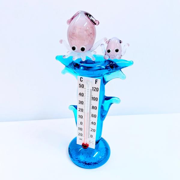 イカ2匹（紫）温度計（L）のガラス細工の置物です。【大きさ】約高さ９０ミリ　　横幅４２ミリ　　　　　奥行３０ミリ＊商品は一つ一つ手造りのため大きさや色合いなどが写真と異なる場合がありますのでご了承をお願い致します。