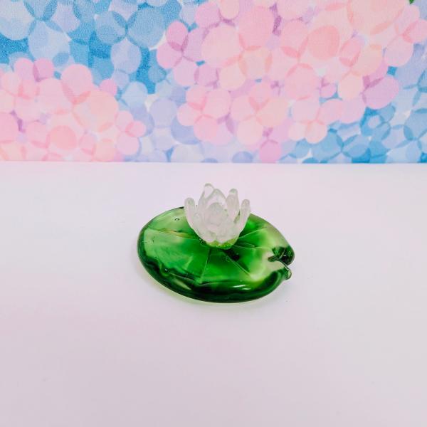 蓮の花（ミニ）と葉っぱのガラス細工の置物です。【大きさ】約高さ１２ミリ　　横幅２５ミリ　　　　　奥行２５ミリ＊商品は一つ一つ手造りのため大きさや色合いなどが写真と異なる場合がありますのでご了承をお願い致します。