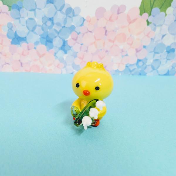 ヒヨコとスズランのガラス細工の置物です。【大きさ】約高さ２２ミリ　　横幅１５ミリ　　　　　奥行２０ミリ＊商品は一つ一つ手造りのため大きさや色合いなどが写真と異なる場合がありますのでご了承をお願い致します。