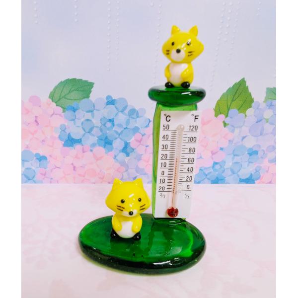キタキツネ温度計（S)のガラス細工の置物です。【大きさ】約高さ８０ミリ　　横幅５０ミリ　　　　　奥行３２ミリ＊商品は一つ一つ手造りのため大きさや色合いなどが写真と異なる場合がありますのでご了承をお願い致します。
