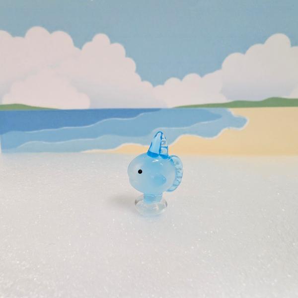 マンボウ（S)のガラス細工の置物です。【大きさ】約高さ２５ミリ　　横幅１０ミリ　　　　　奥行１５ミリ＊商品は一つ一つ手造りのため大きさや色合いなどが写真と異なる場合がありますのでご了承をお願い致します。