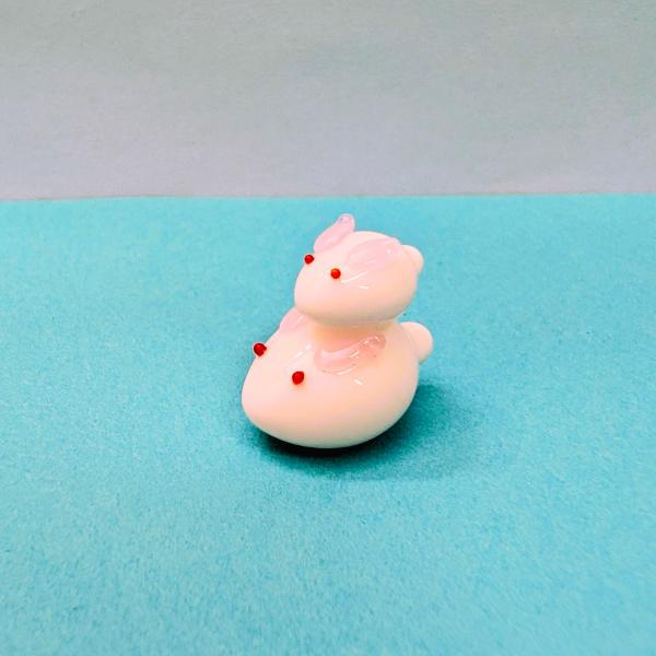雪うさぎ親子（ピンク）のガラス細工の置物です。【大きさ】約高さ２０ミリ　　横幅１２ミリ　　　　　奥行１８ミリ＊商品は一つ一つ手造りのため大きさや色合いなどが写真と異なる場合がありますのでご了承をお願い致します。