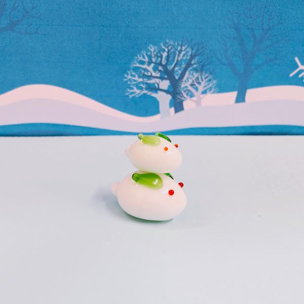 雪うさぎ親子（緑）のガラス細工の置物です。【大きさ】約高さ２０ミリ　　横幅１２ミリ　　　　　奥行１７ミリ＊商品は一つ一つ手造りのため大きさや色合いなどが写真と異なる場合がありますのでご了承をお願い致します。