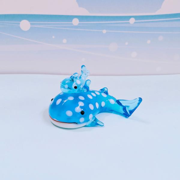 ジンベイザメ親子のガラス細工の置物です。【大きさ】約高さ２０ミリ　　横幅３０ミリ　　　　　奥行３５ミリ＊商品は一つ一つ手造りのため大きさや色合いなどが写真と異なる場合がありますのでご了承をお願い致します。
