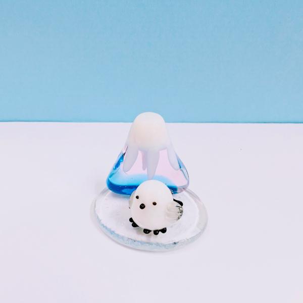 シマエナガ（灰）と富士山（紫）Sのガラス細工の置物です。【大きさ】約高さ24ミリ　　横幅３０ミリ　　　　　奥行３０ミリ＊商品は一つ一つ手造りのため大きさや色合いなどが写真と異なる場合がありますのでご了承をお願い致します。