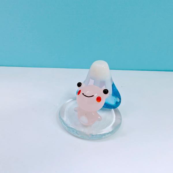 無事（富士）かえる（桃）S　のガラス細工の置物です。【大きさ】約高さ２４ミリ　　横幅３０ミリ　　　　　奥行３０ミリ＊商品は一つ一つ手造りのため大きさや色合いなどが写真と異なる場合がありますのでご了承をお願い致します。