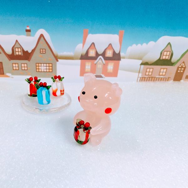 ブタとギフトボックス（緑）のガラス細工の置物です。【大きさ】約高さ２７ミリ　　横幅１７ミリ　　　　　奥行２０ミリ＊商品は一つ一つ手造りのため大きさや色合いなどが写真と異なる場合がありますのでご了承をお願い致します。