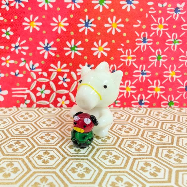 白馬とししまいのガラス細工の置物です。【大きさ】約高さ２８ミリ　　横幅２０ミリ　　　　　奥行２５ミリ＊商品は一つ一つ手造りのため大きさや色合いなどが写真と異なる場合がありますのでご了承をお願い致します。