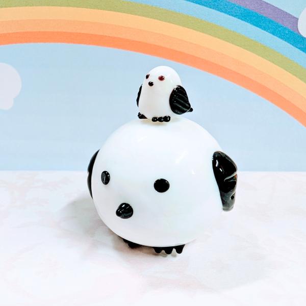 シマエナガnewペーパーウエイト親子（黒）のガラス細工の置物です。【大きさ】約高さ５０ミリ　　横幅４５ミリ　　　　　奥行５０ミリ＊商品は一つ一つ手造りのため大きさや色合いなどが写真と異なる場合がありますのでご了承をお願い致します。