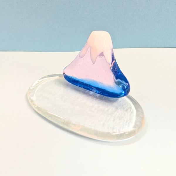 富士山のステージ（L)紫のガラス細工の置物です。接着はされていません。【大きさ】約高さ３０ミリ　　横幅５０ミリ　　　　　奥行３３ミリ＊商品は一つ一つ手造りのため大きさや色合いなどが写真と異なる場合がありますのでご了承をお願い致します。