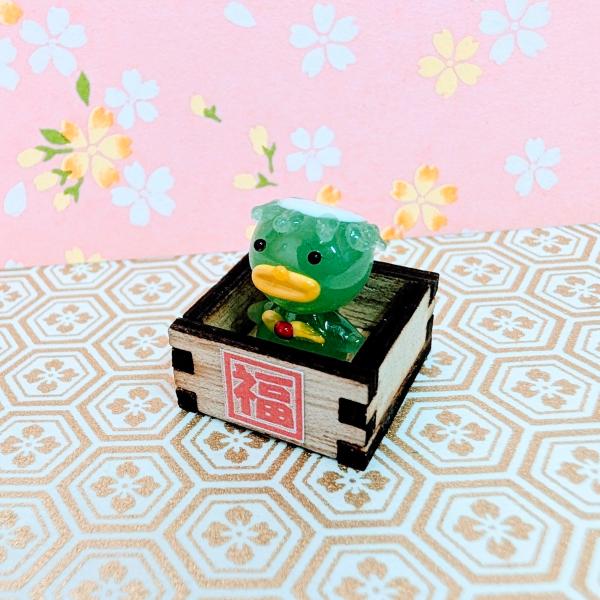 福桝カッパのガラス細工の置物です。桝は木製です。リボンの色はアソートになります。【大きさ】約高さ２０ミリ　　横幅２０ミリ　　　　　奥行２０ミリ＊商品は一つ一つ手造りのため大きさや色合いなどが写真と異なる場合がありますのでご了承をお願い致します。