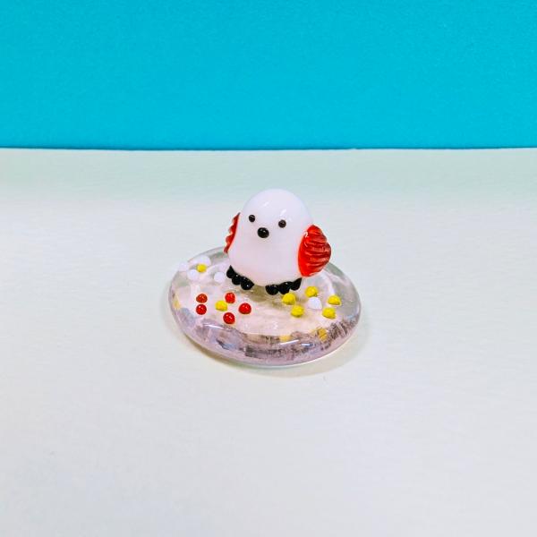 シマエナガ花台（S)赤のガラス細工の置物です。【大きさ】約高さ１５ミリ　　横幅２５ミリ　　　　　奥行２５ミリ＊商品は一つ一つ手造りのため大きさや色合いなどが写真と異なる場合がありますのでご了承をお願い致します。