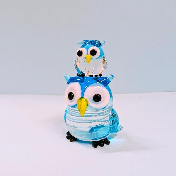 ふくろう親子（青）のガラス細工の置物です。【大きさ】約高さ３５ミリ　　横幅２２ミリ　　　　　奥行２２ミリ＊商品は一つ一つ手造りのため大きさや色合いなどが写真と異なる場合がありますのでご了承をお願い致します。