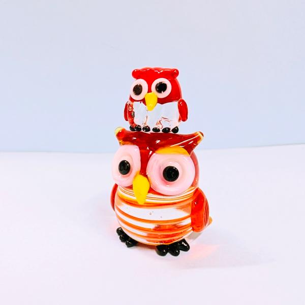 ふくろう親子（赤）のガラス細工の置物です。【大きさ】約高さ３５ミリ　　横幅２２ミリ　　　　　奥行２２ミリ＊商品は一つ一つ手造りのため大きさや色合いなどが写真と異なる場合がありますのでご了承をお願い致します。