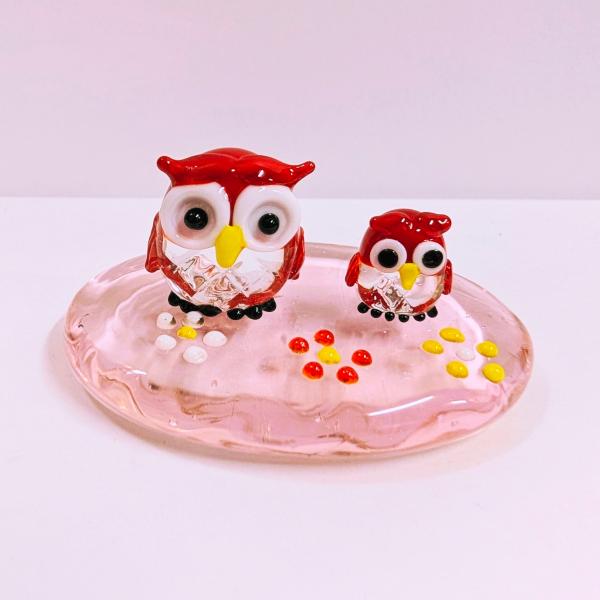 ふくろう花台ペア（L)赤のガラス細工の置物です。【大きさ】約高さ２５ミリ　　横幅５５ミリ　　　　　奥行３８ミリ＊商品は一つ一つ手造りのため大きさや色合いなどが写真と異なる場合がありますのでご了承をお願い致します。