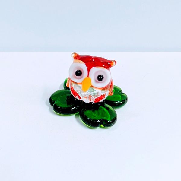 ふくろうと四つ葉（赤）のガラス細工の置物です。【大きさ】約高さ２０ミリ　　横幅２５ミリ　　　　　奥行３３ミリ＊商品は一つ一つ手造りのため大きさや色合いなどが写真と異なる場合がありますのでご了承をお願い致します。