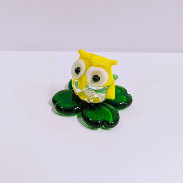 ふくろうと四つ葉（黄）のガラス細工の置物です。【大きさ】約高さ２０ミリ　　横幅２５ミリ　　　　　奥行３３ミリ＊商品は一つ一つ手造りのため大きさや色合いなどが写真と異なる場合がありますのでご了承をお願い致します。
