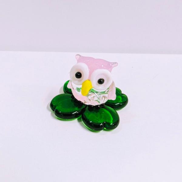 ふくろうと四つ葉（桃）のガラス細工の置物です。【大きさ】約高さ２０ミリ　　横幅２５ミリ　　　　　奥行３３ミリ＊商品は一つ一つ手造りのため大きさや色合いなどが写真と異なる場合がありますのでご了承をお願い致します。