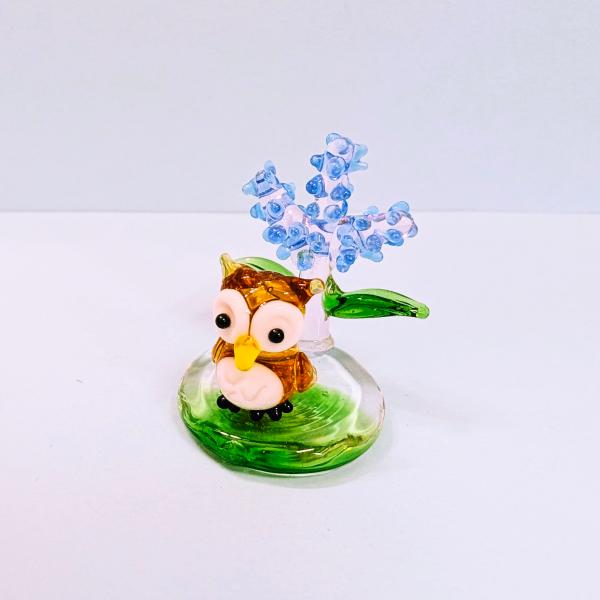 ふくろうとラベンダー台（S)のガラス細工の置物です。【大きさ】約高さ２８ミリ　　横幅２２ミリ　　　　　奥行２２ミリ＊商品は一つ一つ手造りのため大きさや色合いなどが写真と異なる場合がありますのでご了承をお願い致します。