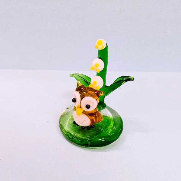 ふくろうとスズラン台（S)のガラス細工の置物です。【大きさ】約高さ３０ミリ　　横幅２５ミリ　　　　　奥行２５ミリ＊商品は一つ一つ手造りのため大きさや色合いなどが写真と異なる場合がありますのでご了承をお願い致します。