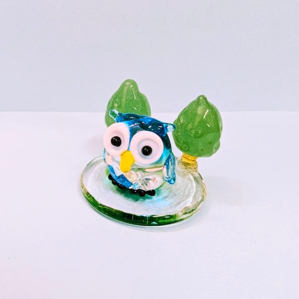 ふくろうと森の台（S)青のガラス細工の置物です。【大きさ】約高さ２２ミリ　　横幅３０ミリ　　　　　奥行３０ミリ＊商品は一つ一つ手造りのため大きさや色合いなどが写真と異なる場合がありますのでご了承をお願い致します。