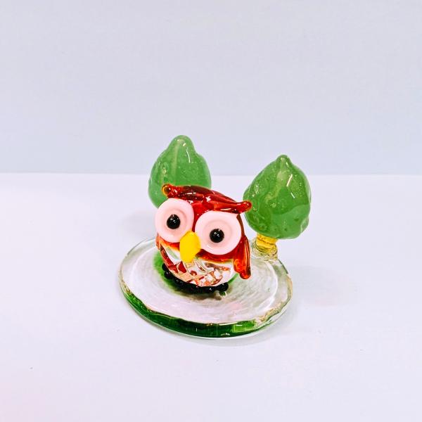 ふくろうと森の台（S)赤のガラス細工の置物です。【大きさ】約高さ２２ミリ　　横幅３０ミリ　　　　　奥行３０ミリ＊商品は一つ一つ手造りのため大きさや色合いなどが写真と異なる場合がありますのでご了承をお願い致します。