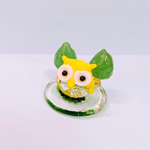 ふくろうと森の台（S)黄のガラス細工の置物です。【大きさ】約高さ２２ミリ　　横幅３０ミリ　　　　　奥行３０ミリ＊商品は一つ一つ手造りのため大きさや色合いなどが写真と異なる場合がありますのでご了承をお願い致します。