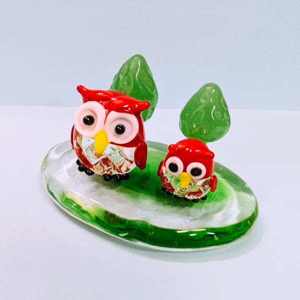 ふくろうと森の台ペア（L)赤のガラス細工の置物です。【大きさ】約高さ３０ミリ　　横幅５０ミリ　　　　　奥行３５ミリ＊商品は一つ一つ手造りのため大きさや色合いなどが写真と異なる場合がありますのでご了承をお願い致します。