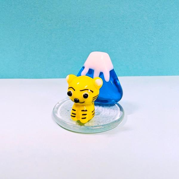 12支富士山（S)寅（青）のガラス細工の置物です。接着はされていません。【大きさ】約高さ３０ミリ　　横幅３０ミリ　　　　　奥行３０ミリ＊商品は一つ一つ手造りのため大きさや色合いなどが写真と異なる場合がありますのでご了承をお願い致します。