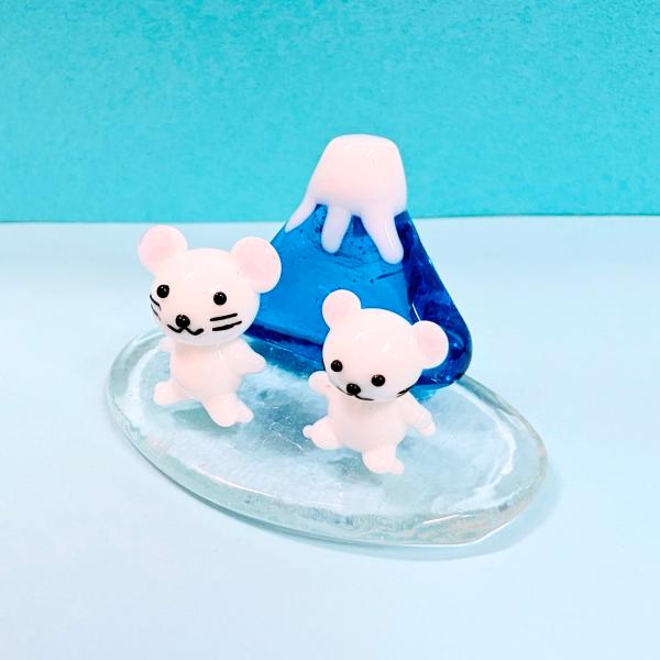 12支富士山ペア（L)子（青）のガラス細工の置物です。接着はされていません。【大きさ】約高さ３０ミリ　　横幅５０ミリ　　　　　奥行３５ミリ＊商品は一つ一つ手造りのため大きさや色合いなどが写真と異なる場合がありますのでご了承をお願い致します。
