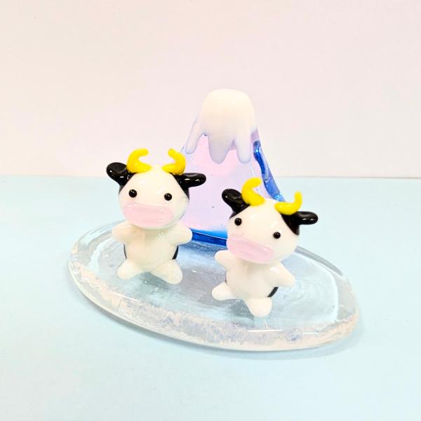 12支富士山ペア（L)丑（紫）のガラス細工の置物です。接着はされていません。【大きさ】約高さ３０ミリ　　横幅５０ミリ　　　　　奥行３５ミリ＊商品は一つ一つ手造りのため大きさや色合いなどが写真と異なる場合がありますのでご了承をお願い致します。