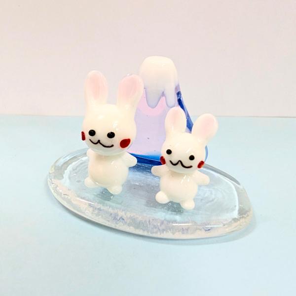 12支富士山ペア（L）卯（紫）のガラス細工の置物です。接着はされていません。【大きさ】約高さ３０ミリ　　横幅５０ミリ　　　　　奥行３５ミリ＊商品は一つ一つ手造りのため大きさや色合いなどが写真と異なる場合がありますのでご了承をお願い致します。