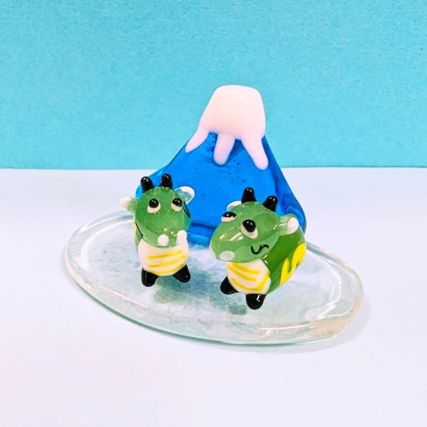 12支富士山ペア（L)辰（青）のガラス細工の置物です。接着はされていません。【大きさ】約高さ３０ミリ　　横幅５０ミリ　　　　　奥行３５ミリ＊商品は一つ一つ手造りのため大きさや色合いなどが写真と異なる場合がありますのでご了承をお願い致します。