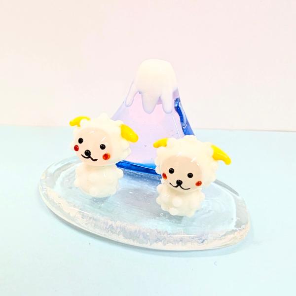 12支富士山ペア（L)未（紫）のガラス細工の置物です。接着はされていません。【大きさ】約高さ３０ミリ　　横幅５０ミリ　　　　　奥行３５ミリ＊商品は一つ一つ手造りのため大きさや色合いなどが写真と異なる場合がありますのでご了承をお願い致します。