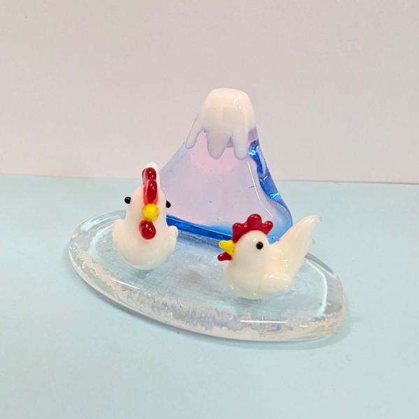 12支富士山ペア（L)酉（紫）のガラス細工の置物です。【大きさ】約高さ３０ミリ　　横幅５０ミリ　　　　　奥行３５ミリ＊商品は一つ一つ手造りのため大きさや色合いなどが写真と異なる場合がありますのでご了承をお願い致します。