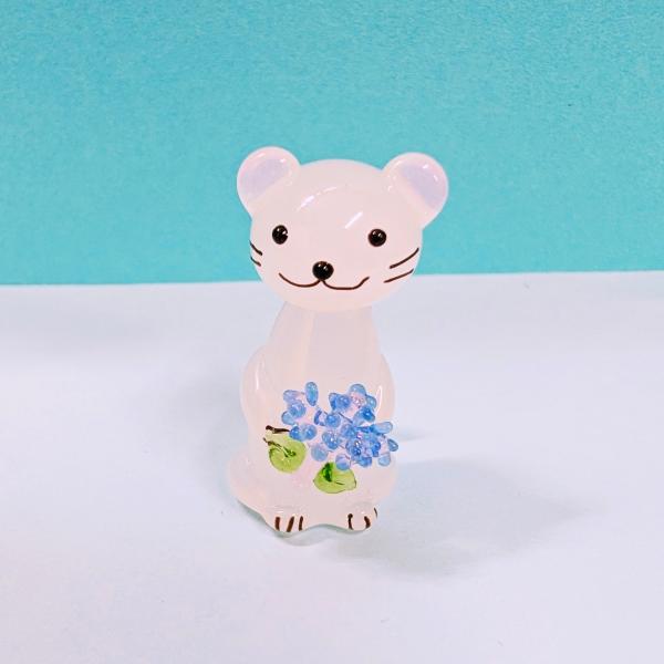 エゾオコジョ（L)ラベンダー持ちのガラス細工の置物です。【大きさ】約高さ３５ミリ　　横幅１８ミリ　　　　　奥行２３ミリ＊商品は一つ一つ手造りのため大きさや色合いなどが写真と異なる場合がありますのでご了承をお願い致します。