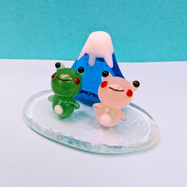 富士カエルペア（L)青のガラス細工の置物です。【大きさ】約高さ３０ミリ　　横幅５０ミリ　　　　　奥行３２ミリ＊商品は一つ一つ手造りのため大きさや色合いなどが写真と異なる場合がありますのでご了承をお願い致します。