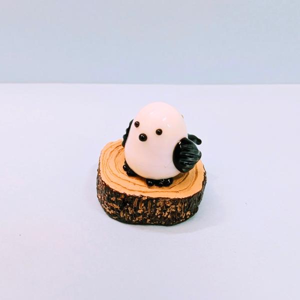 シマエナガ切り株木台（S)黒のガラス細工の置物です。木台はポリ製です。【大きさ】約高さ２０ミリ　　横幅２０ミリ　　　　　奥行２０ミリ＊商品は一つ一つ手造りのため大きさや色合いなどが写真と異なる場合がありますのでご了承をお願い致します。