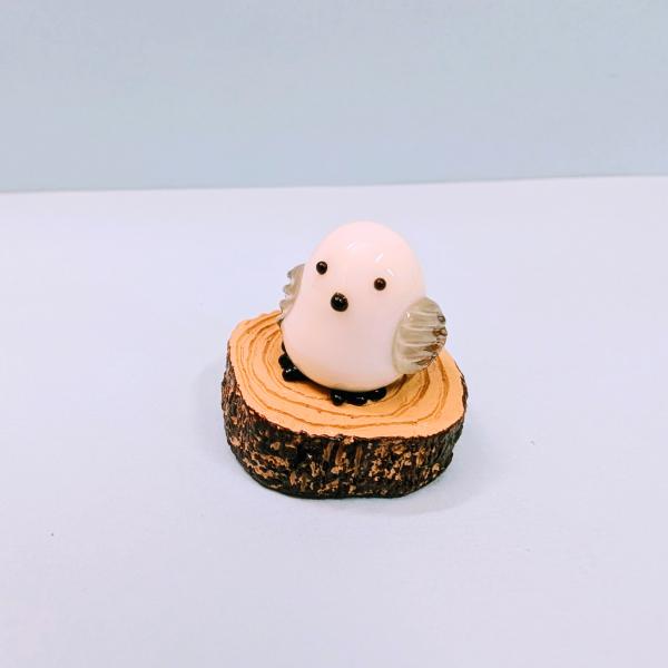 シマエナガ切り株木台（S)グレーのガラス細工の置物です。木台はポリ製です。【大きさ】約高さ２０ミリ　　横幅２０ミリ　　　　　奥行２０ミリ＊商品は一つ一つ手造りのため大きさや色合いなどが写真と異なる場合がありますのでご了承をお願い致します。