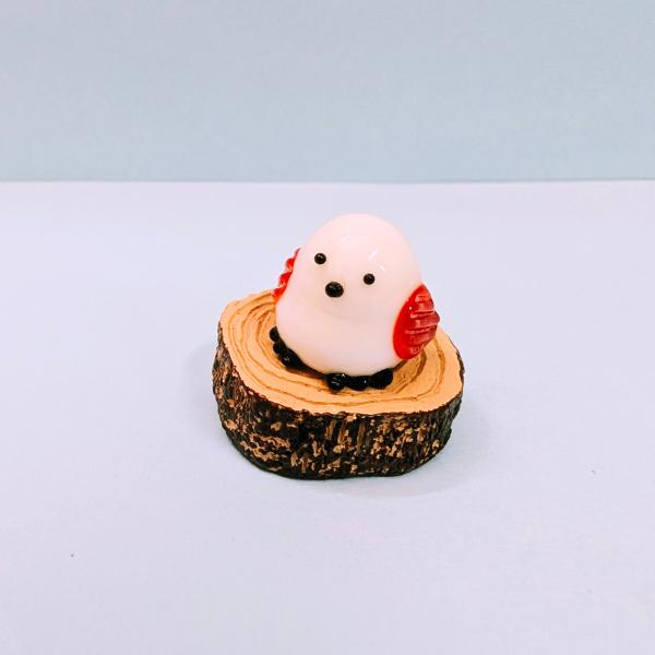 シマエナガ切り株木台（S)赤のガラス細工の置物です。木台はポリ製です。【大きさ】約高さ２０ミリ　　横幅２０ミリ　　　　　奥行２０ミリ＊商品は一つ一つ手造りのため大きさや色合いなどが写真と異なる場合がありますのでご了承をお願い致します。